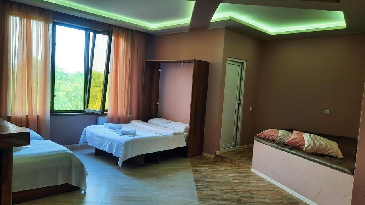 Inaisi Hotel Kutaisi Ngoại thất bức ảnh