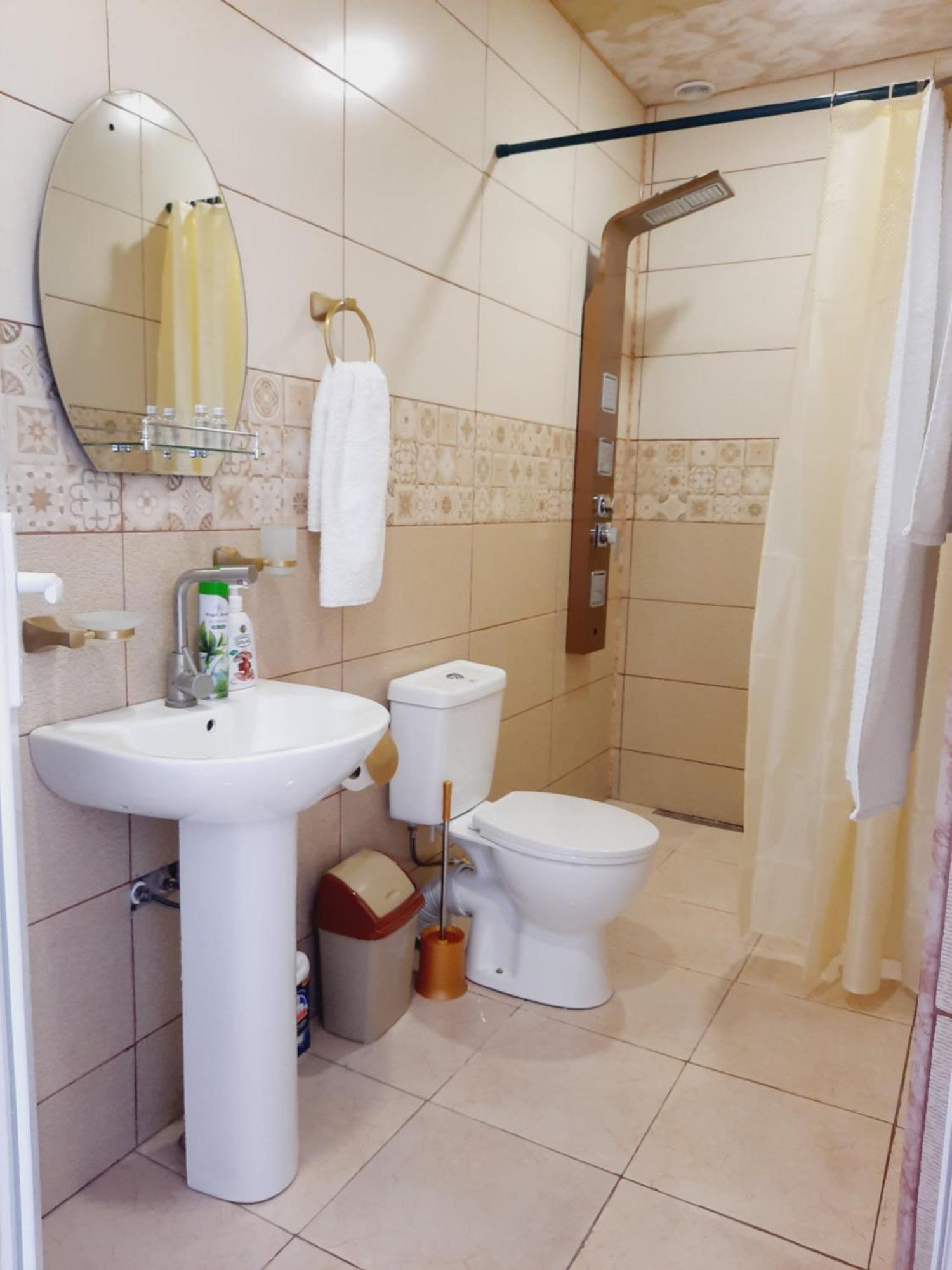 Inaisi Hotel Kutaisi Ngoại thất bức ảnh